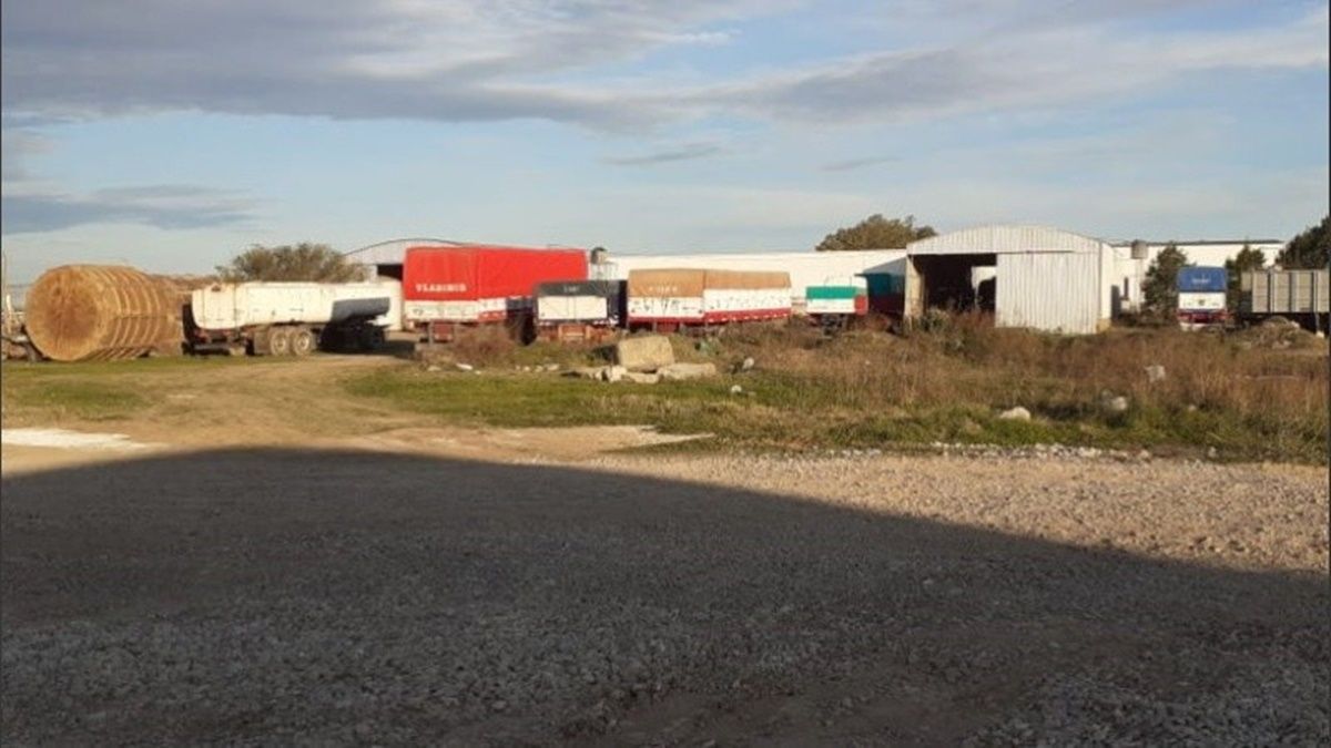 La Agencia de Investigación Criminal allanó un predio en Ricardone con cinco galpones. Buscaban al hermano del policía Godoy, sospechado por el crimen de