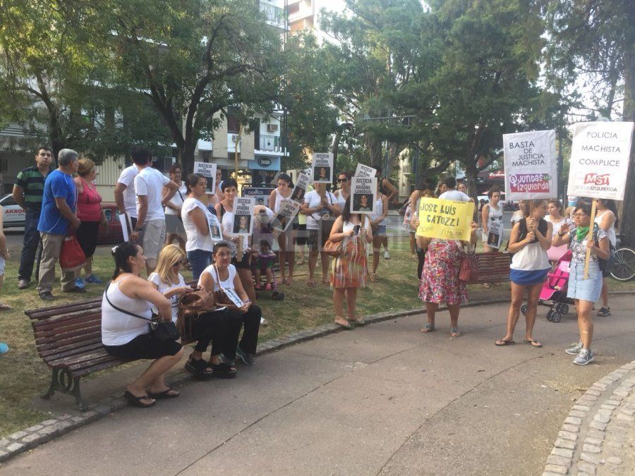 Allegados a Sandoval reclamaron justicia en la plaza Pueyrredón, a escasos metros de la vivienda donde estaba cumpliendo la prisión domiciliaria Catuzzi