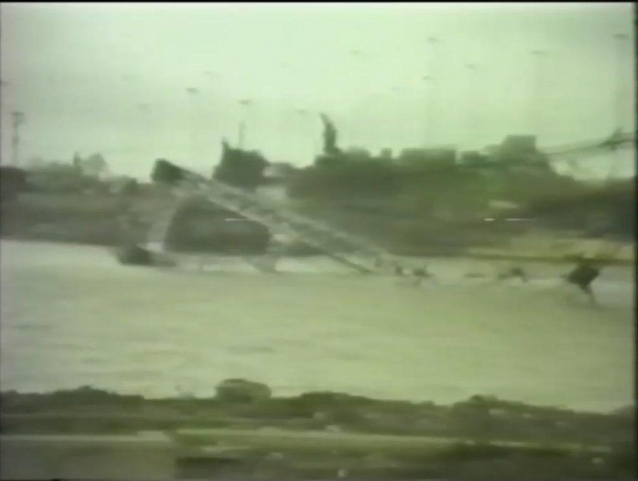 Captura de pantalla del video filmado por los camarógrafos Viglianco y Gerván a segundos del derrumbe del puente colgante