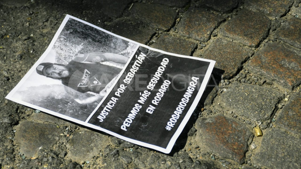 El dolor de los manifestantes se agudizó al hallar una ojiva de las balas que le dispararon a Cejas en el lugar de la protesta