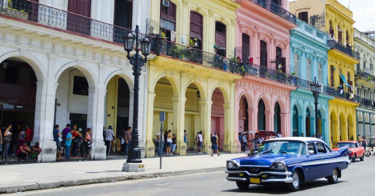 Las pintorescas casas de colores en Cuba. 