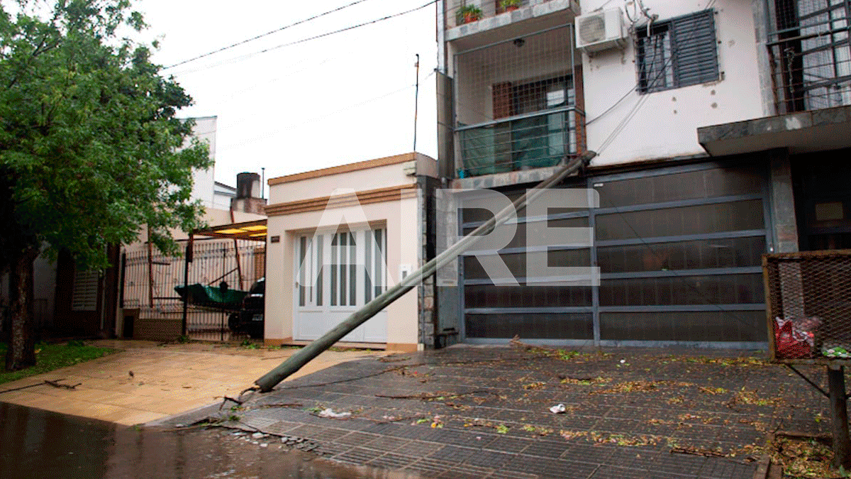 La tormenta dejó árboles, ramas y postes caídos en la ciudad de Santa Fe. La tormenta dejó árboles, ramas y postes caídos en la ciudad de Santa Fe.