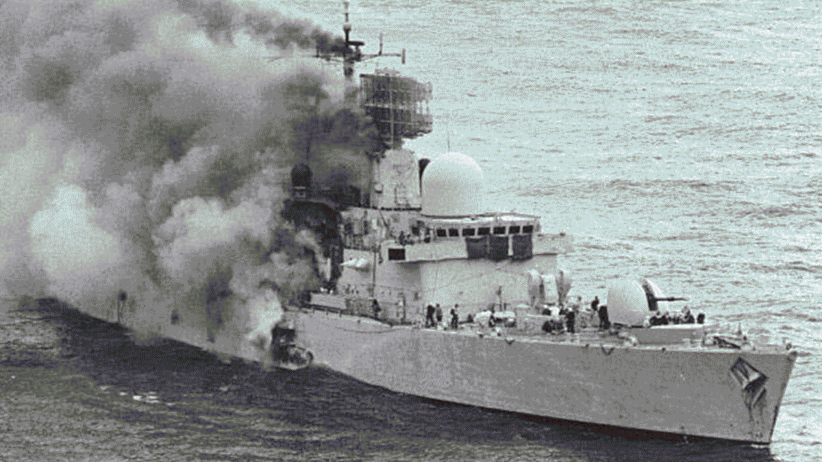 El hundimiento del buque británico Sheffield alcanzado por un misil Exocet de la Armada Argentina el 1 de mayo de 1982, hizo que Inglaterra empezara a pensar que tenía serias posibilidades de perder la guerra de Malvinas. El hundimiento del buque británico Sheffield alcanzado por un misil Exocet de la Armada Argentina el 1 de mayo de 1982, hizo que Inglaterra empezara a pensar que tenía serias posibilidades de perder la guerra de Malvinas.