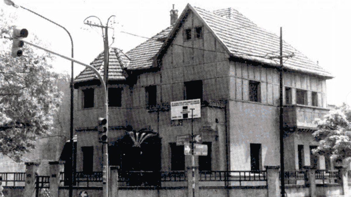 El terreno de la esquina de Alvear y Bulevar Gálvez está vacío, con yuyos altos y escombros de los carteles publicitarios. El terreno de la esquina de Alvear y Bulevar Gálvez está vacío, con yuyos altos y escombros de los carteles publicitarios.