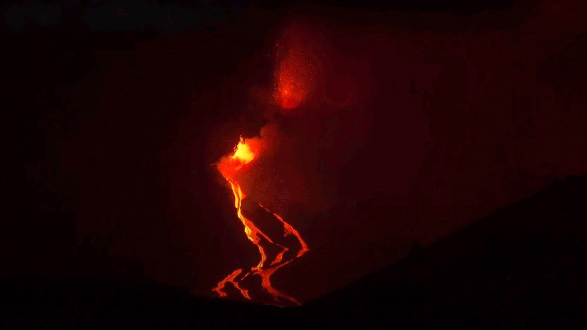 Aparecieron distintas bocas eruptivas en un sitio de la isla de La Palma donde la lava tiene camino para discurrir en dirección al mar. Aparecieron distintas bocas eruptivas en un sitio de la isla de La Palma donde la lava tiene camino para discurrir en dirección al mar.