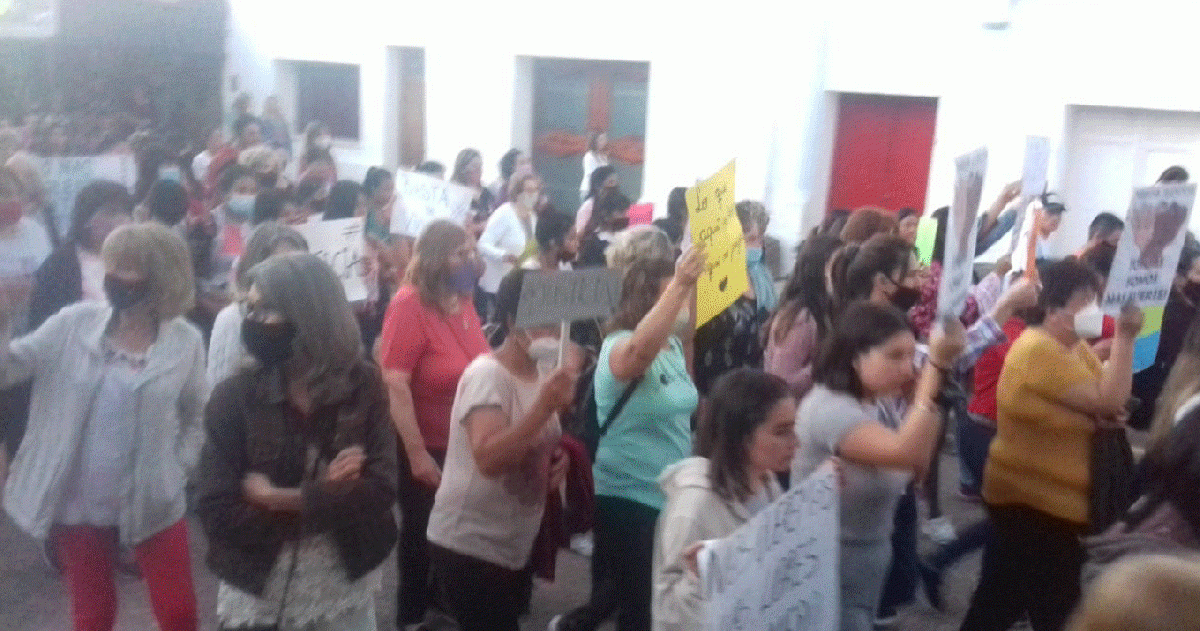 Los vecinos de Helvecia se movilizaron en una multitudinaria marcha en la localidad.&nbsp;