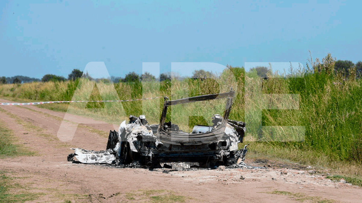 Triple crimen de Ibarlucea: uno de los cuerpos fue hallado en un auto carbonizado. Triple crimen de Ibarlucea: uno de los cuerpos fue hallado en un auto carbonizado.