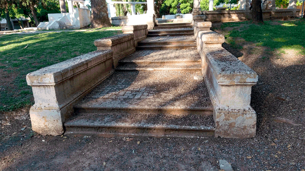 Vecinos reclaman por la falta de mantenimiento en la Plaza Constituyentes.&nbsp;