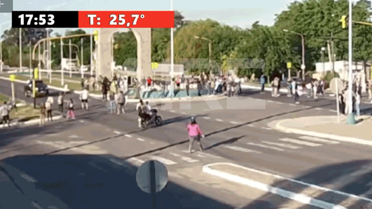 Una camioneta pick-up de color negra atravesó la columna de manifestantes que se congregaron en el acceso a la ciudad de San José del Rincón.