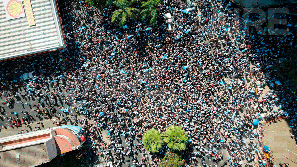 santa fe festeja el campeonato de argentina en rivadavia y bulevar, en la costanera y en todas las plazas y calles de la ciudad santa fe festeja el campeonato de argentina en rivadavia y bulevar, en la costanera y en todas las plazas y calles de la ciudad