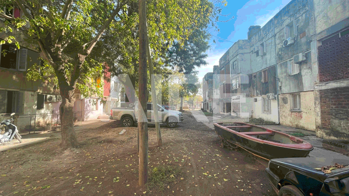 Vecinos de Las Flores I denuncian el mal estado edilicio de los monoblocks.