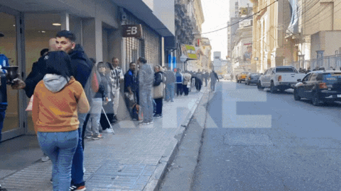 Las filas en las oficianas de Anses en la peatonal alcanzaron las dos cuadras durante este lunes.