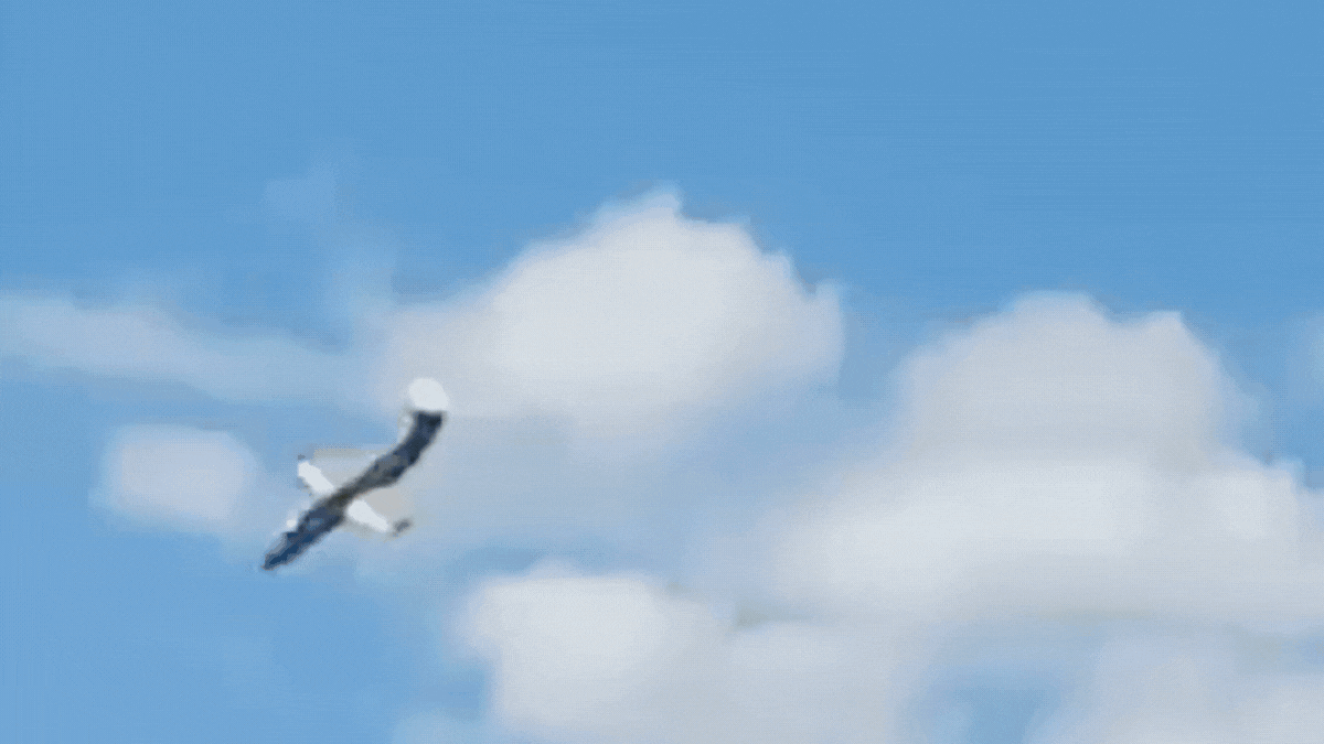 Este domingo dos personas murieron al estrellarse un avión que realizaba acrobacias en una exhibición en Villa Cañás.