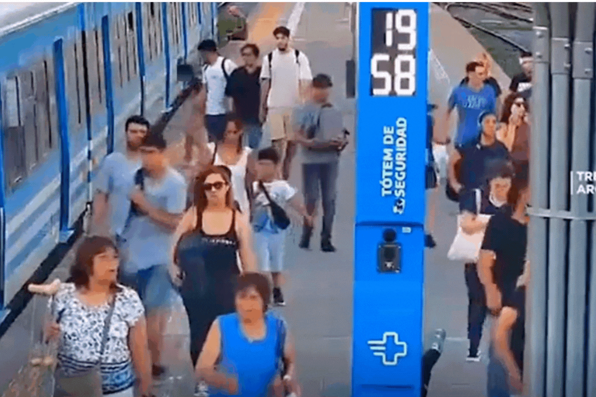 Un niño de 2 años cayó a las vías y es salvado por una oficial de policía en Buenos Aires.