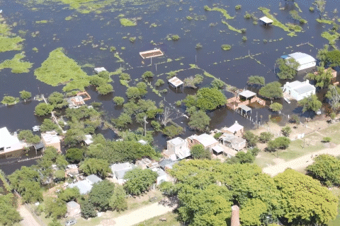 La crecida del río Paraná provocó serios problemas en la zona de la Vuelta del Paraguayo, en la ciudad de Santa Fe.
