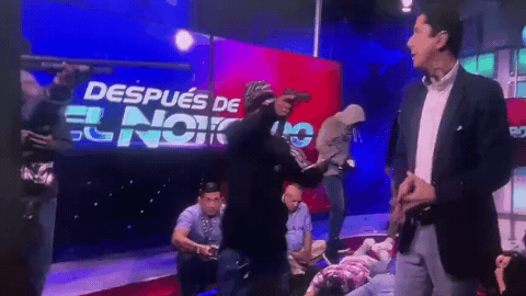 El momento en que criminales irrumpen el canal de televisión que está en vivo.