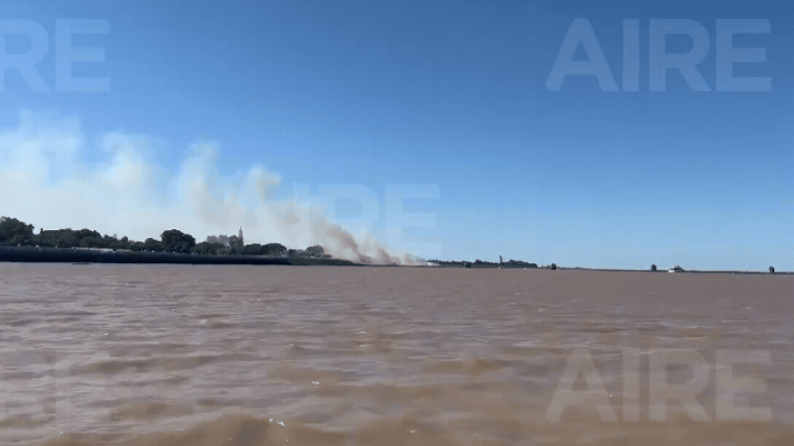 Videos: un incendio en el embalsado de la laguna Setúbal llenó de humo la Costanera santafesina