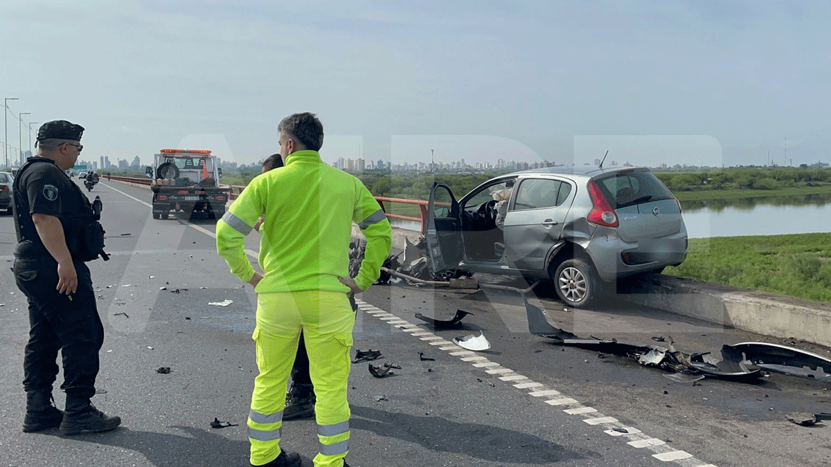 Al borde de caer. Así  quedó el vehículo  que protagonizó el impactante accidente en el ingreso a la ciudad de Santa Fe. 