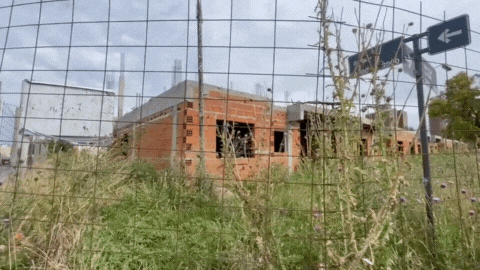 Pastizales, falta de iluminación e inseguridad: exigen el mantenimiento de la obra de viviendas paralizada en barrio La Florida