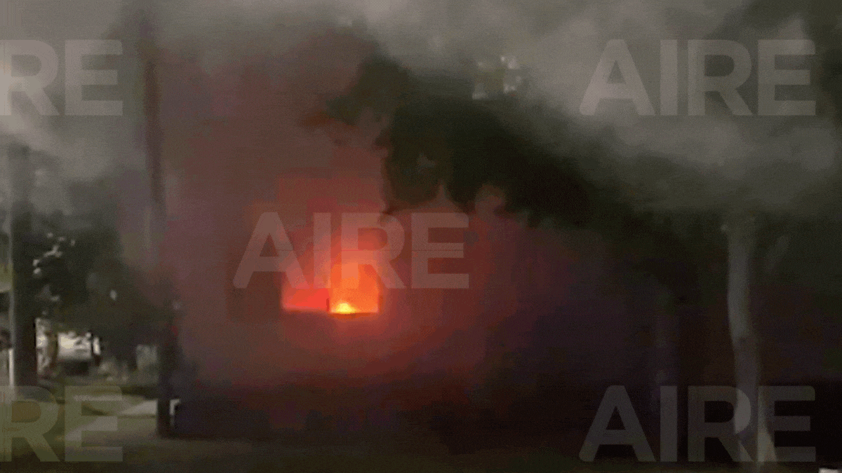 El fuego se originó alrededor de las 3.30 de la madrugada de este domingo.