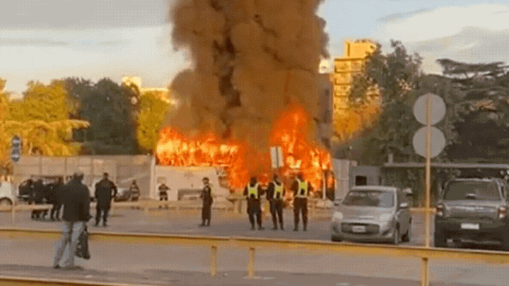 Rosario: un colectivo y un patrullero se prendieron fuego frente a la Terminal de Ómnibus