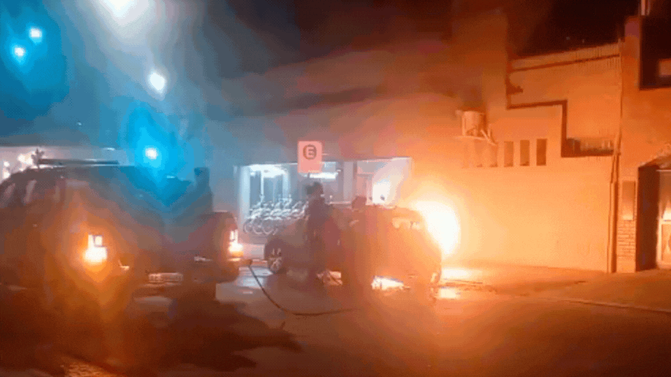 Fotos y videos: ardió un auto en pleno microcentro de Santa Fe y debieron intervenir los bomberos