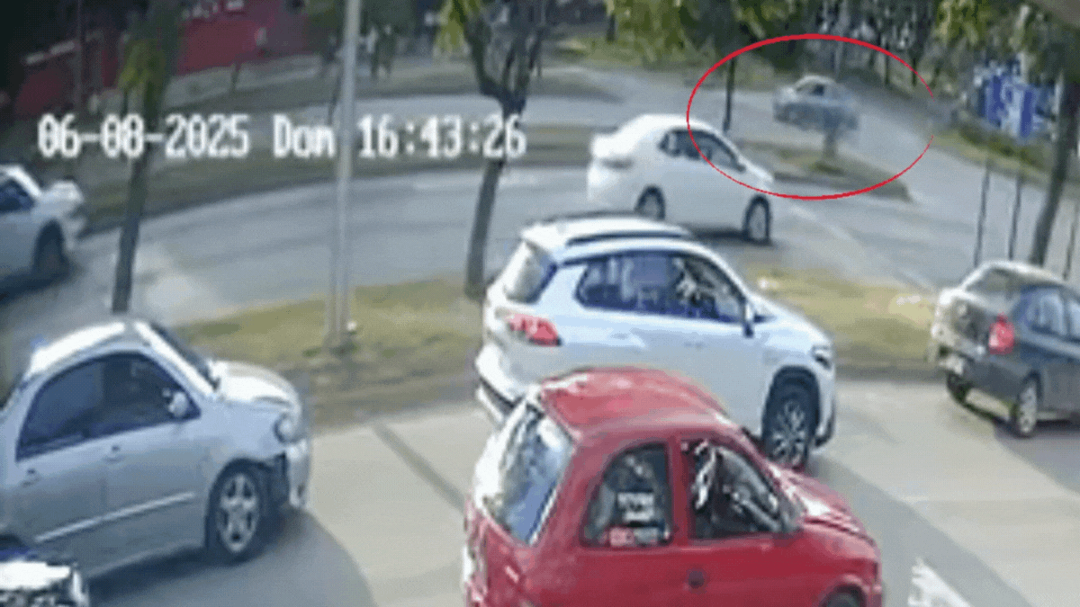 Video: las imágenes del auto que atropelló al niño de 11 años en la ciclovía de Santa Fe y se dio a la fuga