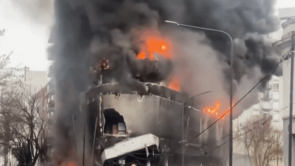 El incendio destruyó por completo el galpón en La Plata.