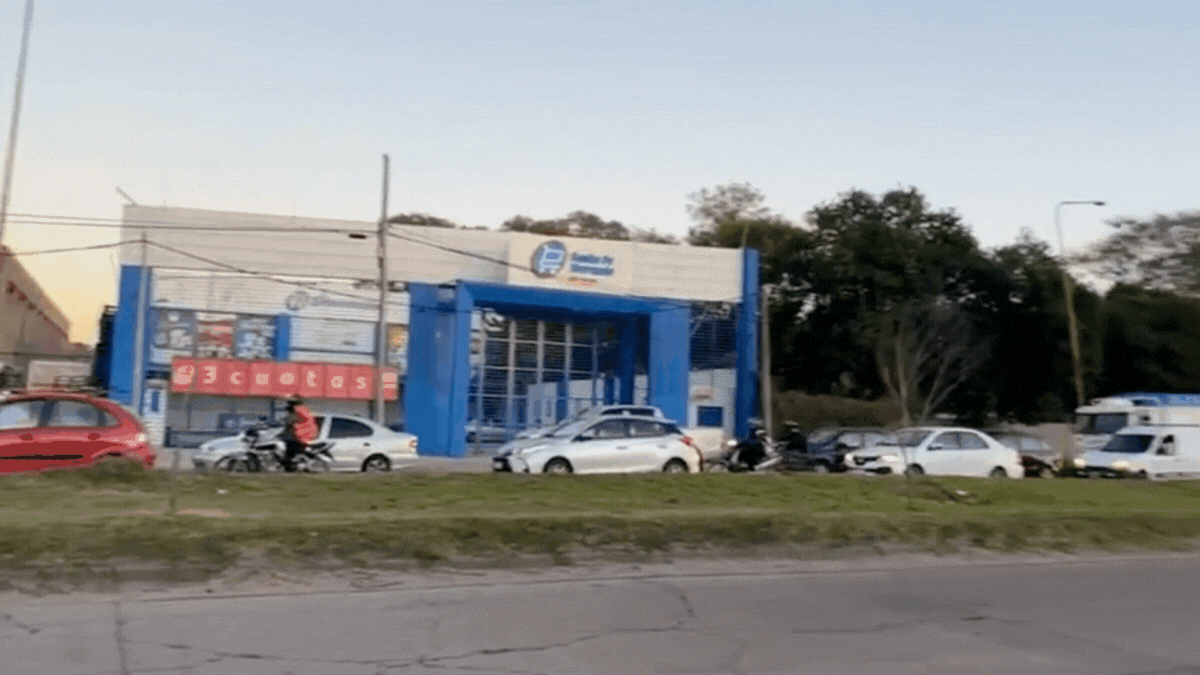 Un semáforo peatonal que recobró funcionamiento genera largas filas en Aristóbulo del Valle y José Cibils