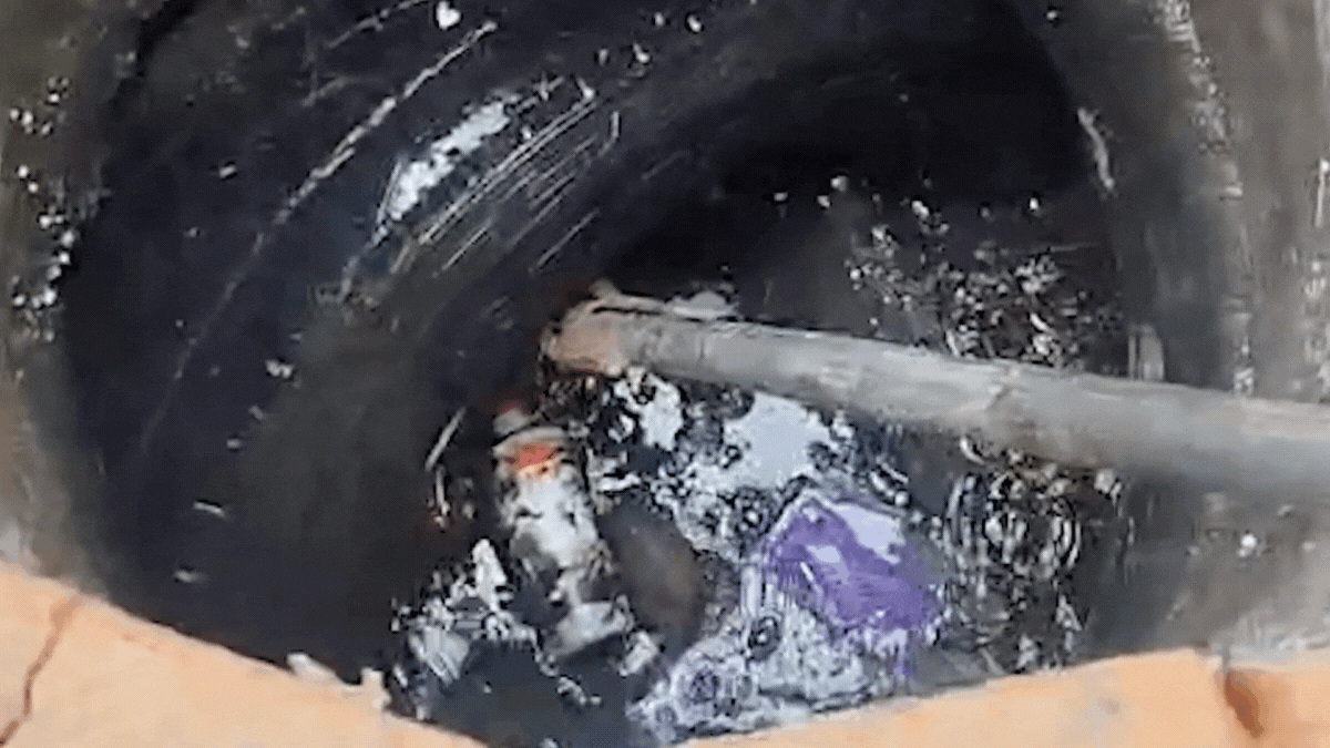 Aguas Santafesinas quitó un neumático de los desagües en barrio Villa del Parque.