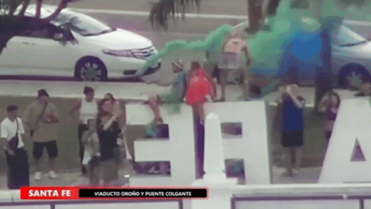 Una de las cámaras de AIRE captó a estudiantes subidos a las letras corpóreas de la Costanera.&nbsp;