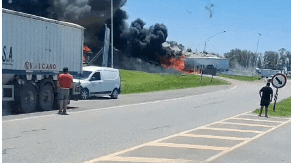 Accidente fatal en Arrufó: dos fallecidos tras un choque e incendio entre camiones en el cruce de la RN34 con la RP39