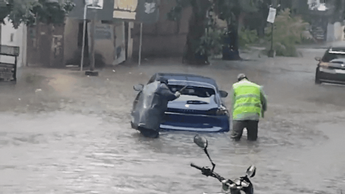 La tormenta descargó más de 200 milímetros de lluvia en la capital correntina y provocó anegamientos en varios barrios.
