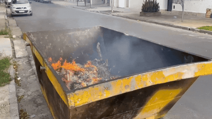 Un contenedor de escombros se incendió este domingo por la tarde en barrio Constituyentes.