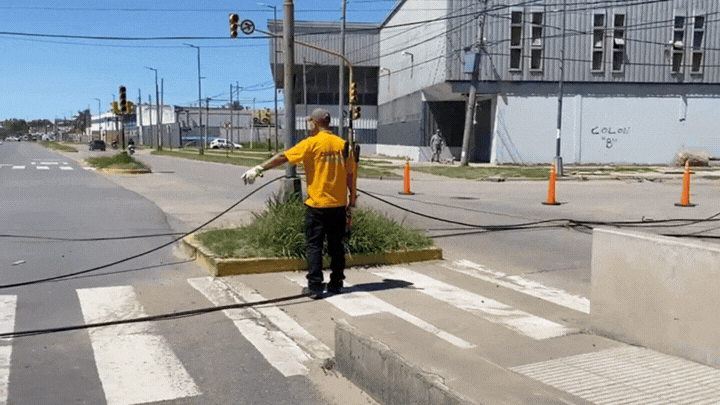 Un camión enganchó cables áereos y arrasó con postes