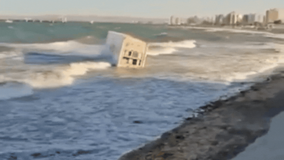 Un contenedor apareció flotando en la ciudad de Puerto Madryn y generó misterio entre los vecinos y autoridades.