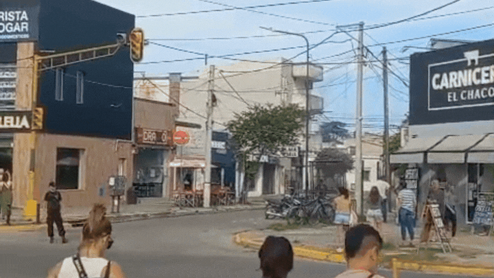 altText(Susto en Aristóbulo del Valle: un cable de media tensión falló y dejó sin luz a toda una manzana)}