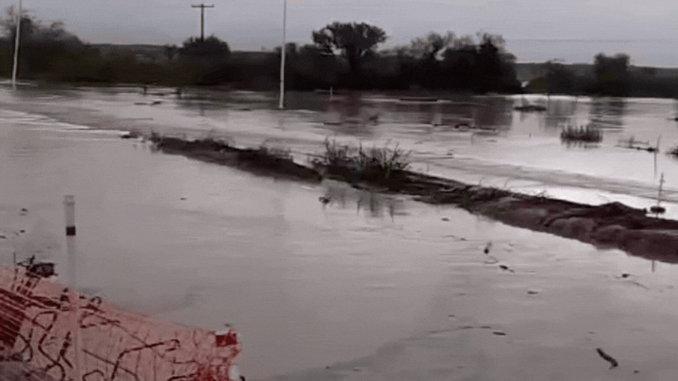 Desvío de tránsito en ruta 4 entre Elisa y San Cristóbal por el crecimiento de un arroyo.