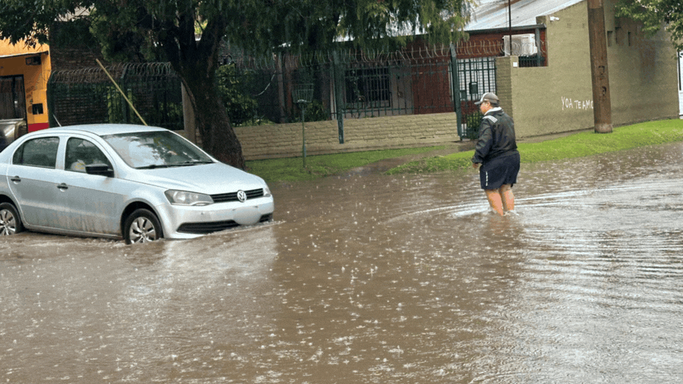 El centro y sur de la provincia de Santa Fe están afectados por lluvias intensas y ocasional caída de granizo desde la noche del miércoles.