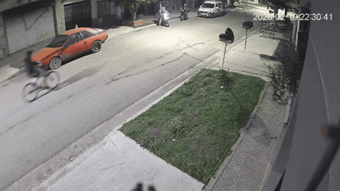 Una joven fue baleada en el hombro por un delincuente que intentó robarle la moto en Rosario