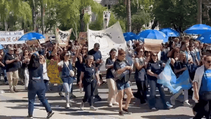 Los docentes se movilizan en Santa Fe, en rechazo a la paritaria.
