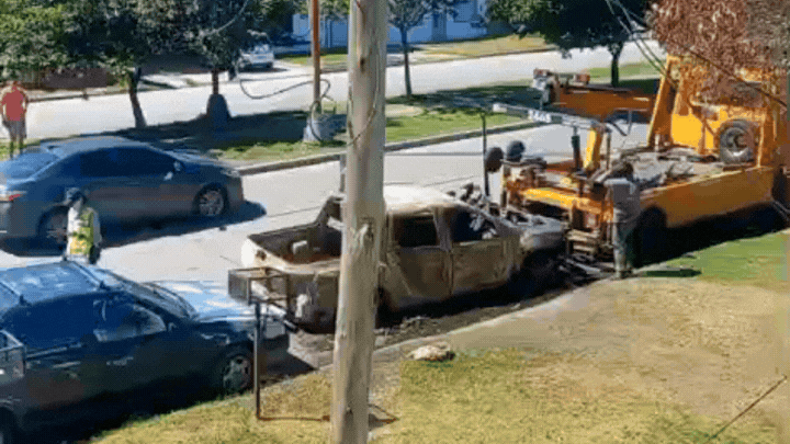 Tras el reclamo en AIRE, retiraron la camioneta incendiada que bloqueaba una cochera