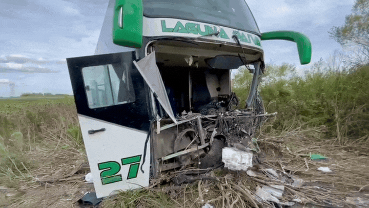 Las fotografías tras el choque demuestran la fortaleza del impacto, que generó graves daños y provocó complicaciones en el tránsito hasta la tarde.&nbsp;