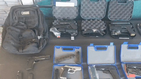 Mercado negro de armas: pistolas flamantes en manos de un miembro de la banda de Morocho Mansilla