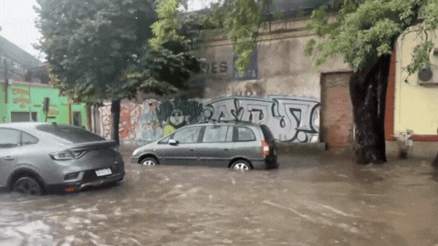 Junín se anegó tras las lluvias en su intersección con Belgrano, incluso provocando la detención de un auto.