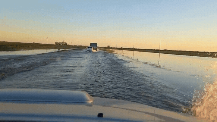 Un tramo de la Ruta Nacional 34 en Santa Fe presenta una importante acumulación de agua este sábado tras las lluvias que azotaron la región.&nbsp;