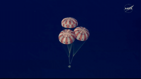 La cápsula Orión de la misión Artemis II amerizó con éxito este viernes en el océano Pacífico.