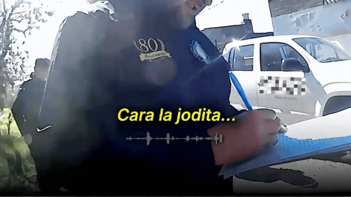 En el procedimiento realizado por la Policía esta mañana, la agente policial informó al padre sobre el detalle de la notificación. En ese momento, el padre reaccionó con la expresión: “Cara la jodita”.