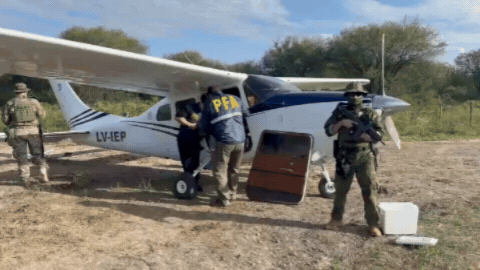 La avioneta fue detenida y había dos camionetas que esperaban el cargamento.
