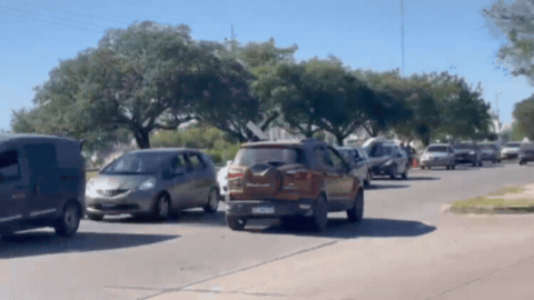 Largas filas y demoras complican el ingreso al Puente Carretero hacia Santo Tomé. Conductores reclaman inspectores de tránsito en la zona.